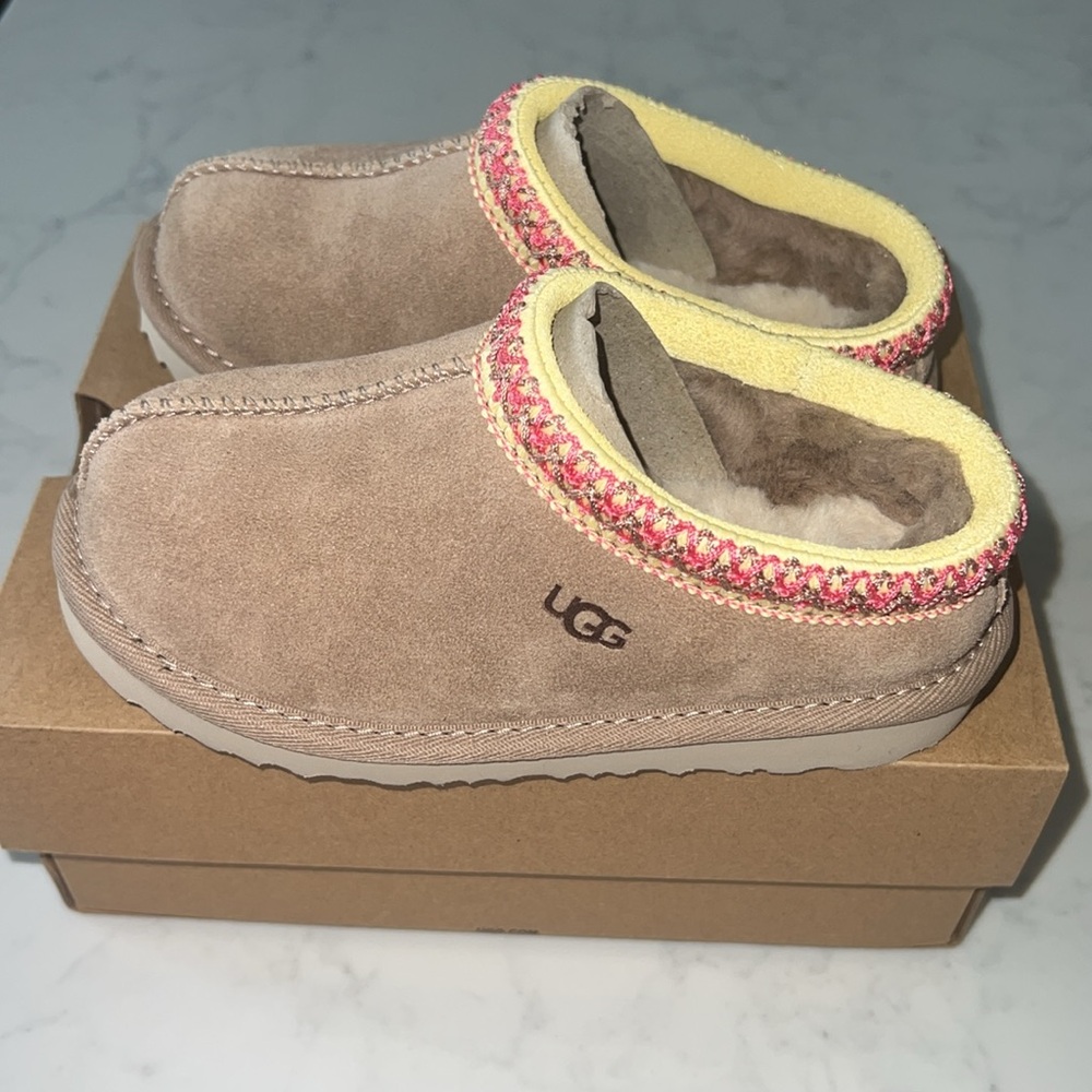 NWT Kids UGG pink and yellow Tasman. - Picture 3 of 9